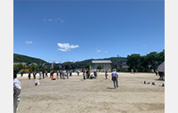 西野小学校での測量体験学習の風景