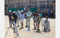 西野小学校での測量体験学習の風景