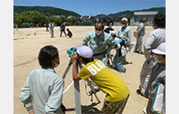 西野小学校での測量体験学習の風景